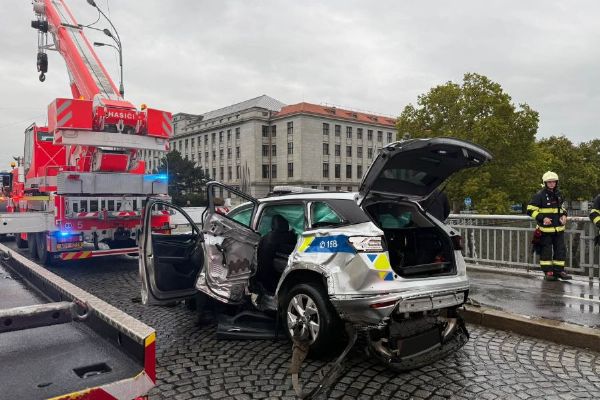Policie už zná běžce, který po nehodě na Hlávkově mostě pomáhal zachránit posádku z Vltavy