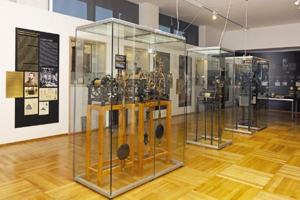Národní technické muzeum otevírá výstavu Sága rodu Hainzů. Připomíná 190 let českého hodinářství