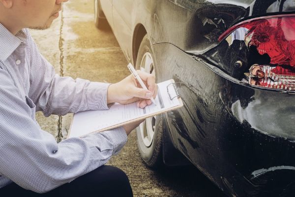 V Praze se drobné nehody často řeší bez policie. Od července 2025 platí hranice 200 000 Kč