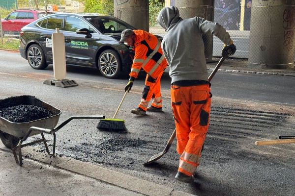 Kamion s vrtnou soupravou uvízl pod mostem ve Vídeňské. Dopravu v Praze komplikoval déle než den
