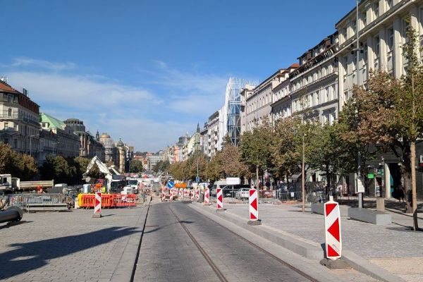 Koleje se po 46 letech vrátily na Václavské náměstí. Tramvaje vyjedou až v červnu 2027