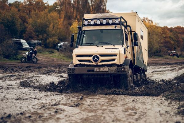 Expediční vozy obsadily Milovice. Offroad víkend nabídl jízdu v terénu i stavbu provizorní lávky