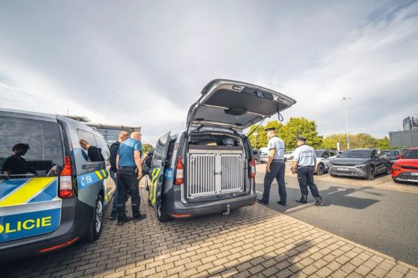 Policie převzala prvních 13 ze 100 nových vozů pro kynology. Mají zlepšit podmínky pro psy i psovody