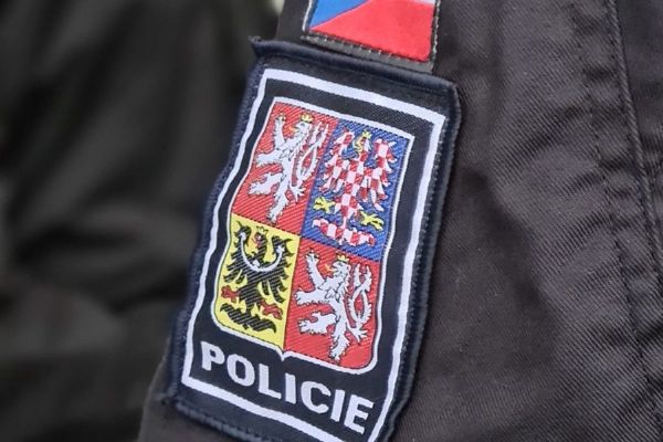 Čtveřice mužů posprejovala dům na Letné. Dva zachytila kamera přímo u fasády