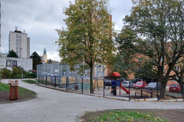 Vnitroblok v Riegrově ulici v Příbrami je po rekonstrukci. Přibyla hřiště i 38 parkovacích míst