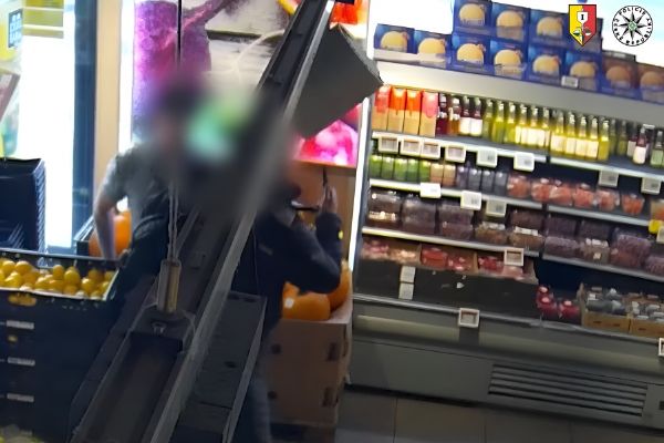 Muž po krádeži v supermarketu v Praze 6 zaútočil nožem na ostrahu. Je obviněn z vydírání