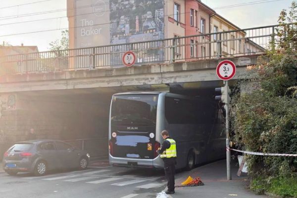 Autobus s přibližně 50 dětmi uvízl pod železničním mostem ve Vysočanech. Hasiči ho vyprostili
