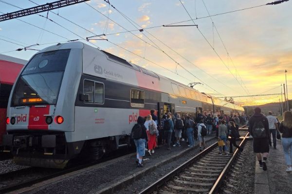 Příměstským vlakům kolem Prahy chybí 23 CityElefantů a 5 Panterů. Soupravy jsou přeplněné