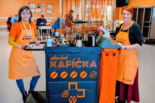 Dobrovolníci vozí v Nemocnici Jihlava kávu pacientům i zdravotníkům. Kavárna se rozšířila na další oddělení
