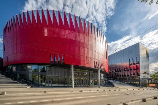 Horácká aréna v Jihlavě míří k prvnímu výročí. Přinesla velké akce, parkování dál trápí místní
