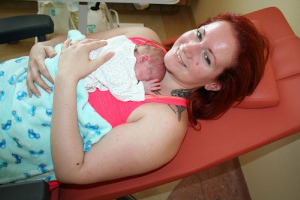 Fakultní nemocnice v Plzni má další klokánkovací křesla pro maminky
