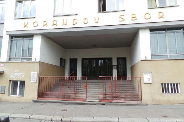 Korandův sbor, balkon Mrakodrapu. Plzeň pomůže nemovitým památkám