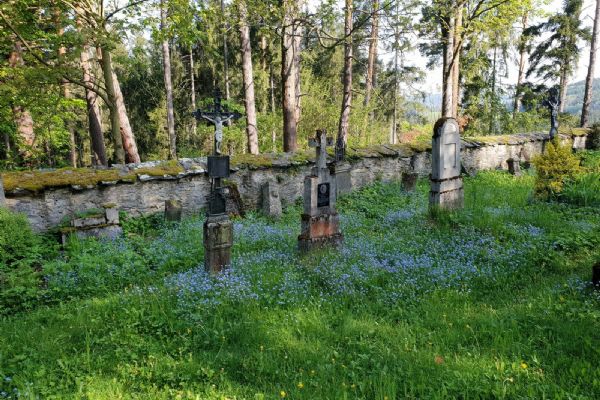Mouřenec zahajuje letní sezonu mší a láká na pomněnkově modrý hřbitov