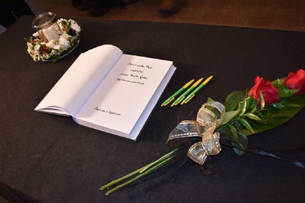 Město Plzeň posílá Gottovi dvě kytice, v pátek uzavře kondolenční místnost