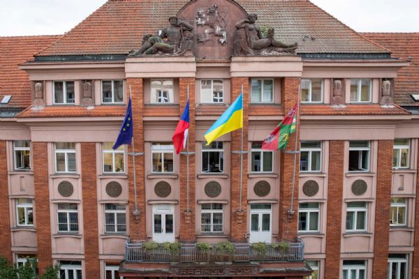 Plzeňský kraj vyvěsil ukrajinskou vlajku