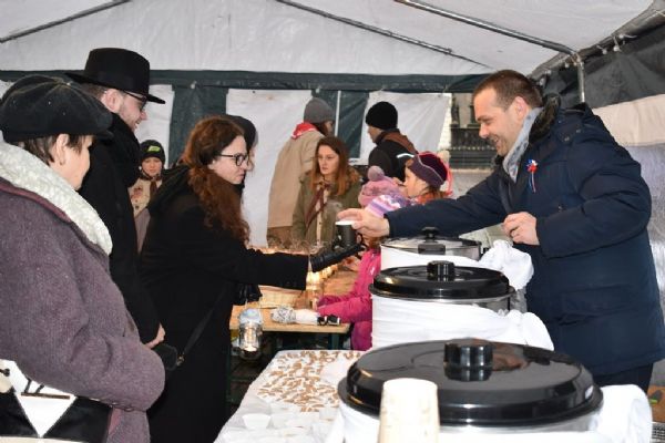 Primátorský punč a cukroví v Plzni ochutnaly stovky lidí