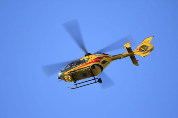 Ve Velkých Dvorcích srazio auto motorku, spolujezdkyni převážel vrtulník 