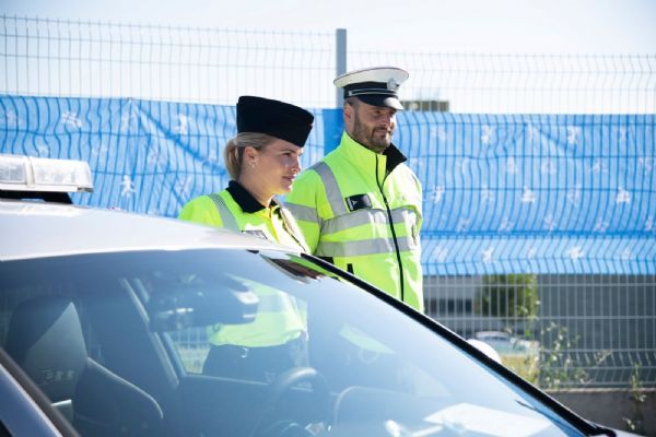 Motoristé parkují v blízkosti vodní nádrže Souš mimo vyhrazená parkoviště