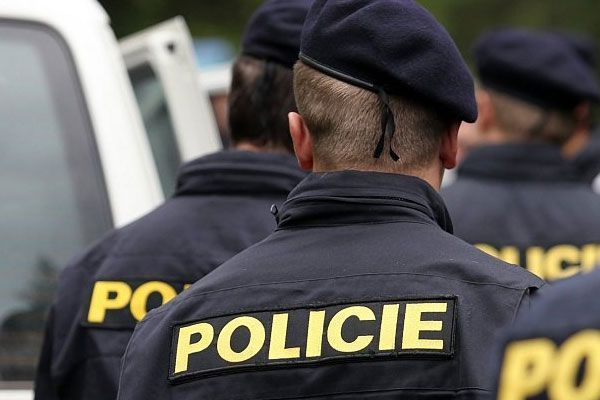 Opilý řidič si spletl auto s bowlingovou koulí: trefil auto i betonový květináč