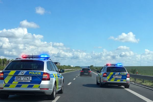 Policie zastavila desítky řidičů na D5 při cestě na tuningový sraz. Pět přišlo o řidičák