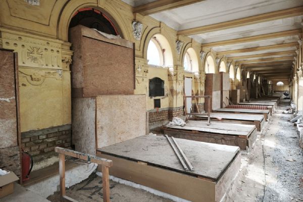Na Ústředním hřbitově v Plzni pokračuje obnova arkád, střechy, fasád i spodní stavby