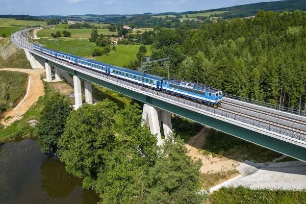 Bezpečnější a rychlejší vlaky mezi Prahou a Českými Budějovicemi díky systému ETCS