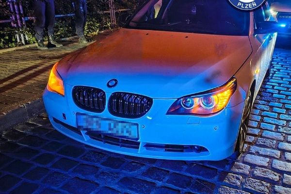 BMW bez světel a řidič vytáhl falešný řidičák. Oprávnění zřejmě nikdy neměl