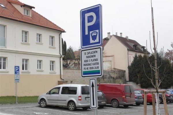 Brandýs chystá rozšíření placeného stání. Půlhodina zdarma, nové zóny a rezidenti od 1 200 Kč
