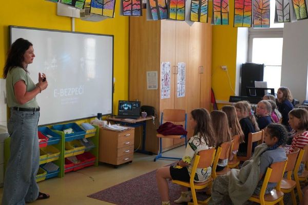 Brno-střed rozdělilo tisíc knih o bezpečném internetu a rozšiřuje výuku kyberbezpečnosti