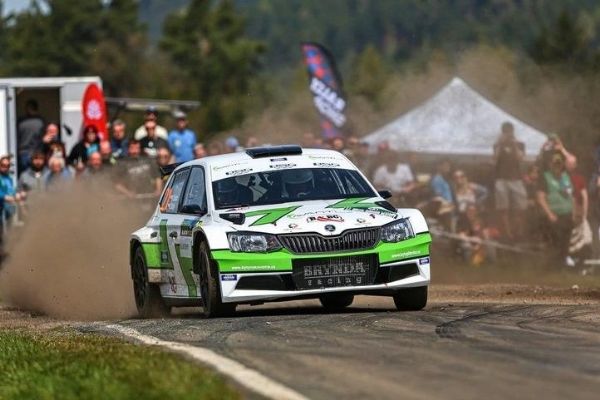 Burácení motorů, osm rychlostních zkoušek a cíl U Zvonu. Rallye Plzeň má jubileum