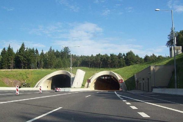 Dálnice D8 uzavřena: Nové trasy přes Krušné hory kvůli rekonstrukci tunelů
