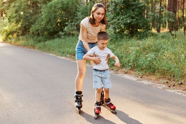 Děti v Česku se hýbou méně než jejich rodiče, chybí jim hodina denně. Stát i školy hledají řešení