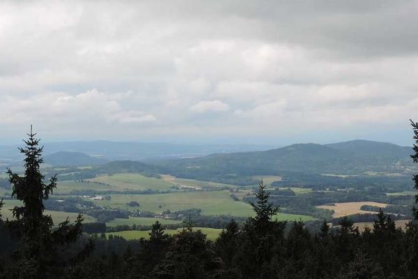 Dobrovolníci obnovili stezky ve Slepičích horách a očistili je od odpadu
