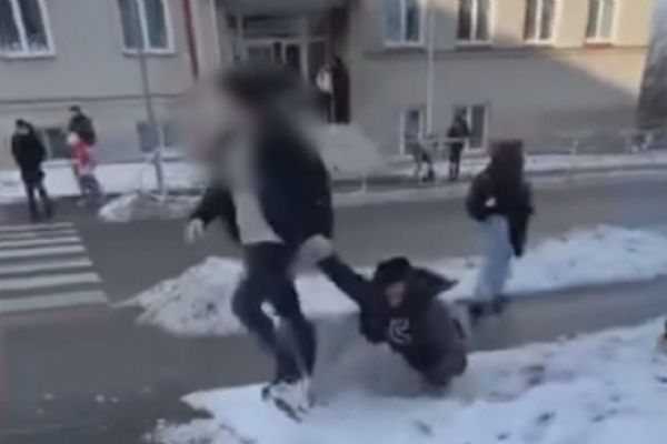 Dospělý napadl 13letého před školou v Klenčí, vláčel ho ulicí