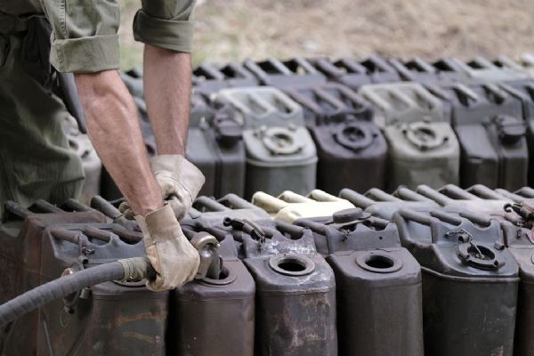 Dovolené, daně a napětí ve světě tlačí paliva nahoru. Nafta může od července zdražit skokově
