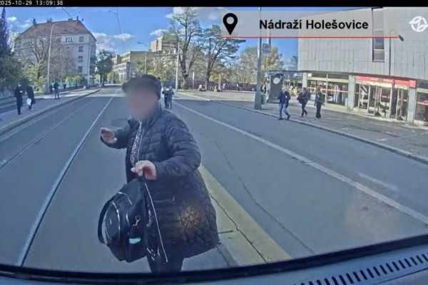 DPP zveřejnil záběry střetů chodců s tramvajemi, upozorňuje na rizika na zastávkách
