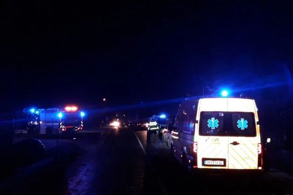 Dvě nehody na D5. Řidič chtěl pomoci, do jeho auta pak narazila žena s více než dvěma promile