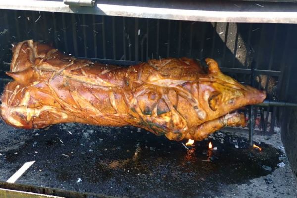 Hartmanice lákají o víkendu na mistrovství v opékání prasat