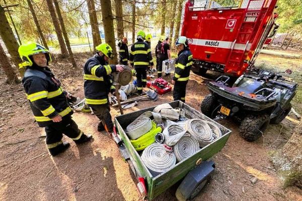 Hasiči řešili několik požárů v přírodě: sucho zvyšuje riziko
