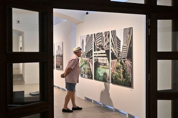Hořké světlo Leny Schabus v Galerii města Plzně. Digitální scény měst, která neexistují