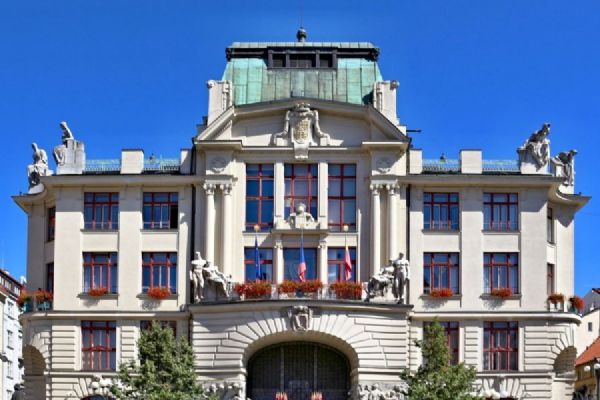 Kandidátky do pražského zastupitelstva omládly. Strany nominují více žen i lidí pod 30 let