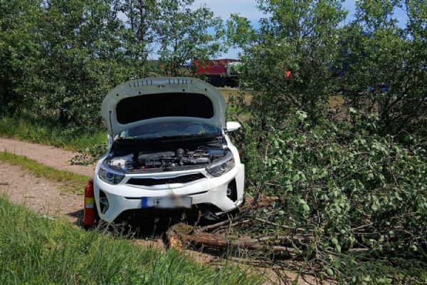 Kia po nárazu do cisterny vyletěla ze silnice. Řidička vyvázla bez vážných zranění