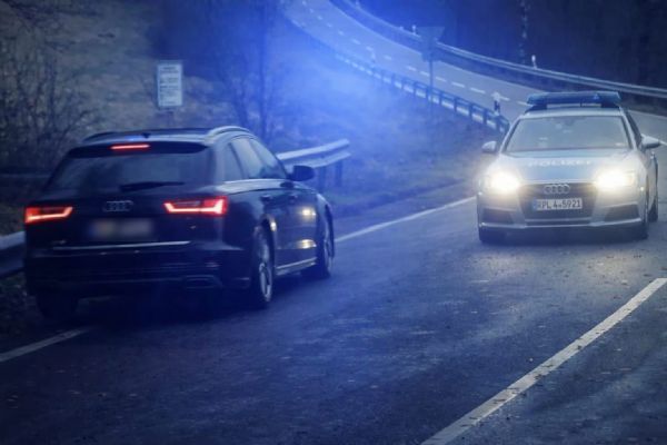 Kradené Audi z Bavorska ujíždělo přes hranici až na Klatovsko. Honička skončila havárií