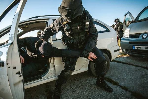 Kriminalita v Praze klesá, vzrůstá násilí a kybernetické útoky