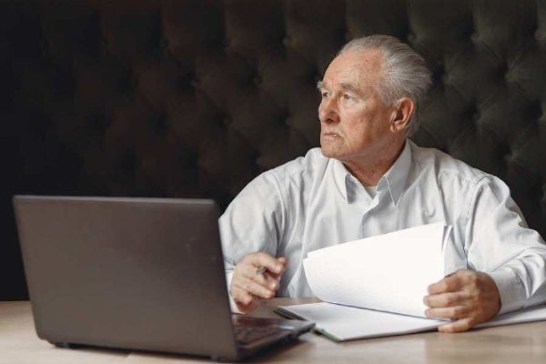 Kyberpodvody míří na pražské seniory: projekty učí, jak se bránit