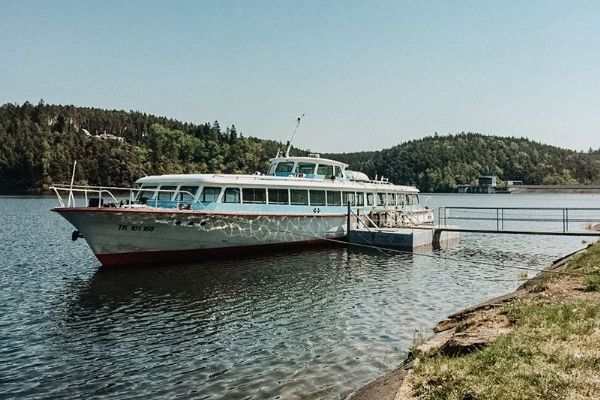 Loď Plzeň se vrací na Hracholusky jako Josef Švamberk. Dnes vyplula poprvé