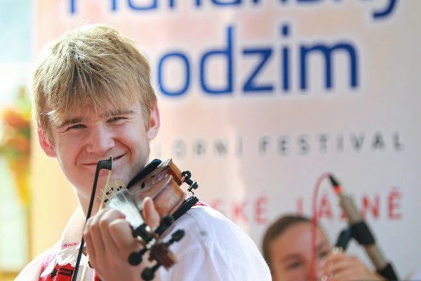 Mariánské Lázně roztančí folklor. Čtyři dny krojů, hudby a velkého festivalového programu