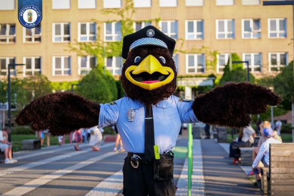 První školní ráno v Plzni hlídali policisté a strážníci. Děti poprvé přivítal i maskot Eda
