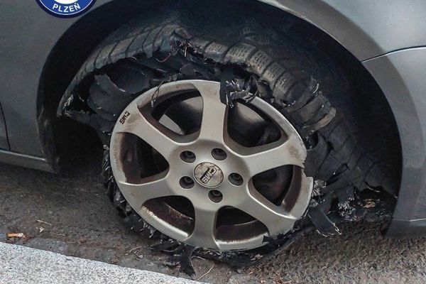 Na prázdné pneumatice, se zákazem řízení a 2,19 promile. Defektu si ani nevšiml