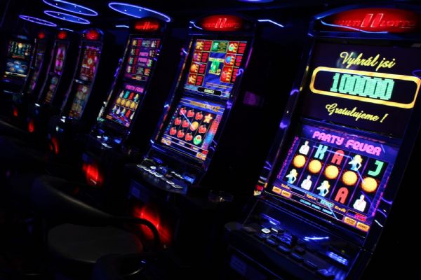 Několik heren v Plzni stále obchází zákaz hazardu